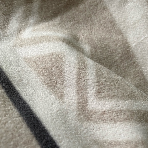 BRAND NEW EIVISSA AZTEC SHAWL WRAP ONE SIZE - Picture 6 of 6